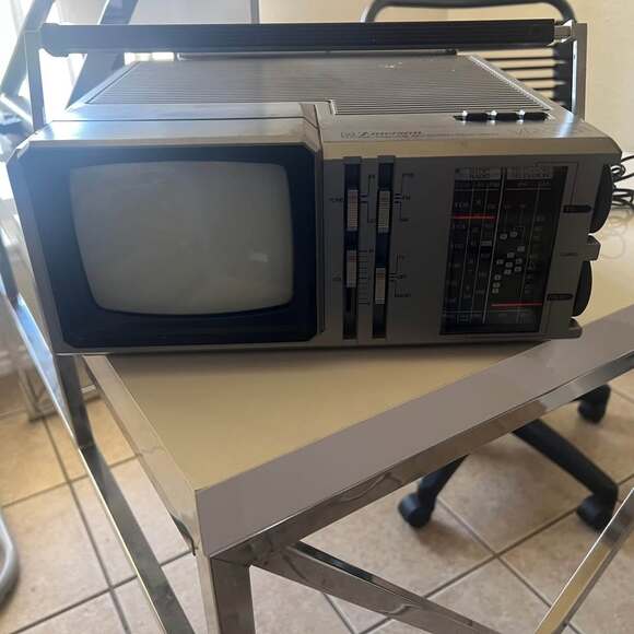 983 Emerson VR-30 Black and White TV AM/FM UHF VHF TESTED (E) - Picture 6 of 7